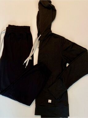 Vuori Women’s Halo Performance Hooded Jacket & Joggers Black XS